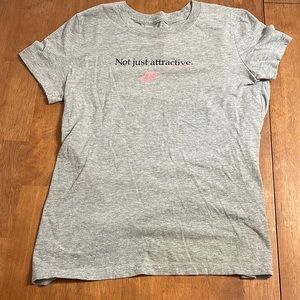 Woman’s Gray Nike t-shirt, Women’s size s. No issues just doesn’t fit me anymore